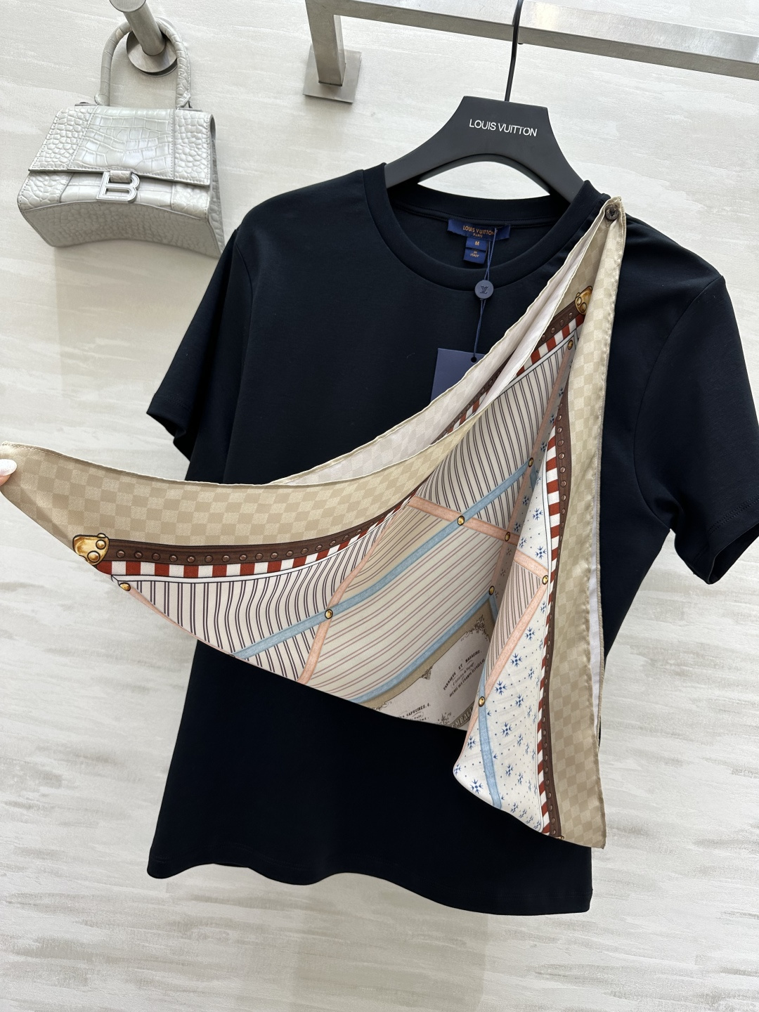 🖤LVvv可拆丝巾拼接黑T｜一件穿出N种风格 丝巾可拆设计！穿法自由切换！系上复古氛围感拉满 通勤约会都