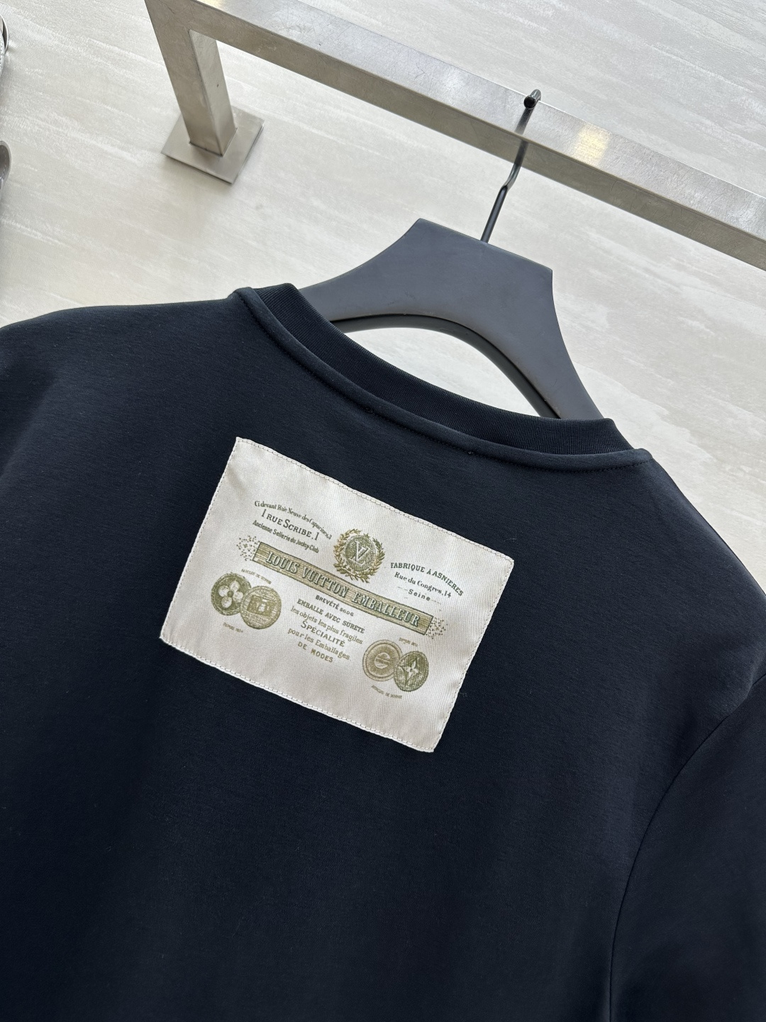 🖤LVvv可拆丝巾拼接黑T｜一件穿出N种风格 丝巾可拆设计！穿法自由切换！系上复古氛围感拉满 通勤约会都