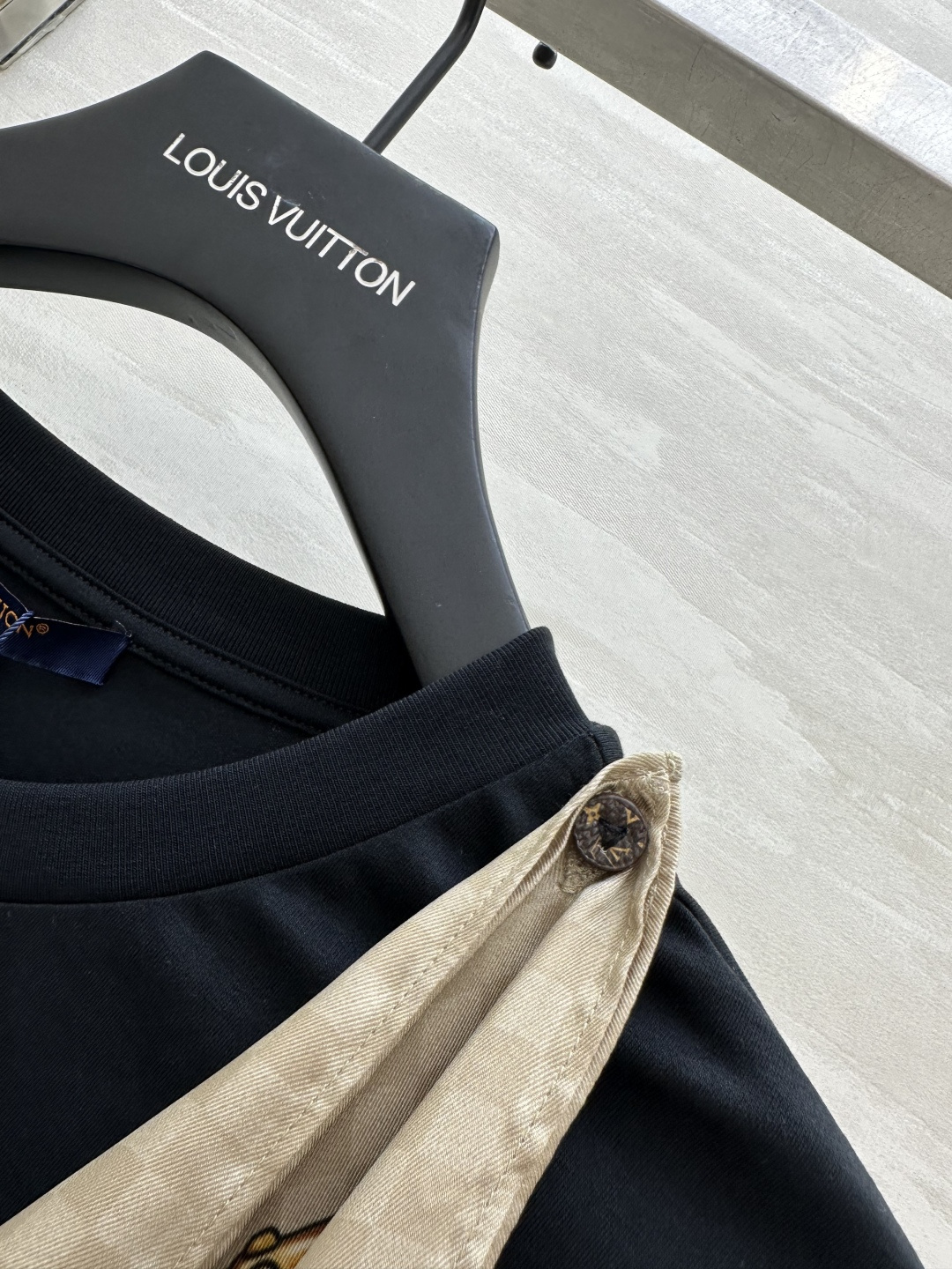 🖤LVvv可拆丝巾拼接黑T｜一件穿出N种风格 丝巾可拆设计！穿法自由切换！系上复古氛围感拉满 通勤约会都