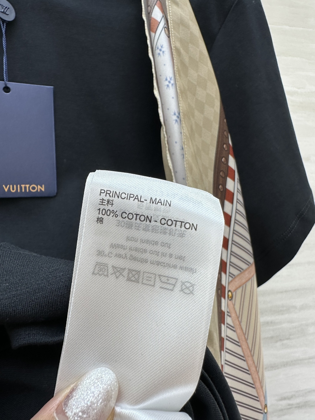 🖤LVvv可拆丝巾拼接黑T｜一件穿出N种风格 丝巾可拆设计！穿法自由切换！系上复古氛围感拉满 通勤约会都