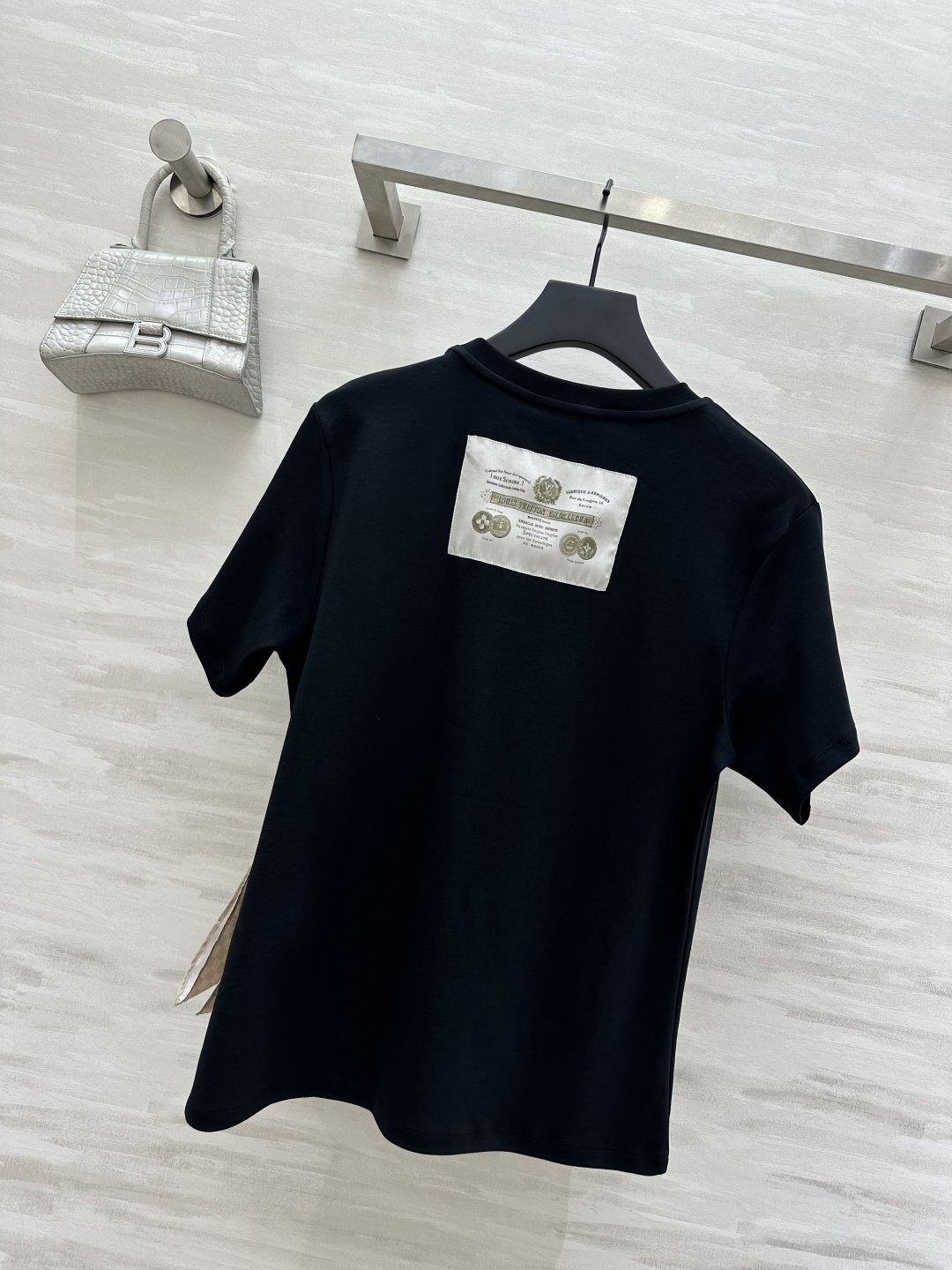 🖤LVvv可拆丝巾拼接黑T｜一件穿出N种风格 丝巾可拆设计！穿法自由切换！系上复古氛围感拉满 通勤约会都