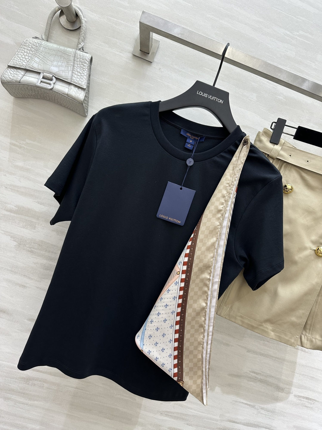 🖤LVvv可拆丝巾拼接黑T｜一件穿出N种风格 丝巾可拆设计！穿法自由切换！系上复古氛围感拉满 通勤约会都