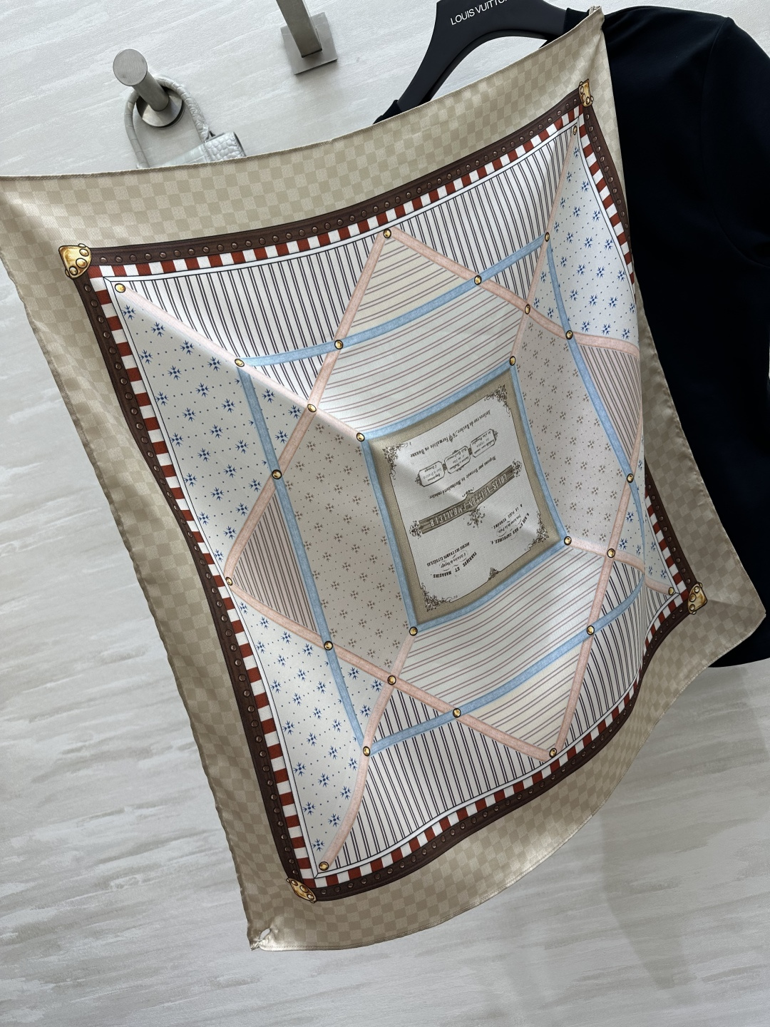 🖤LVvv可拆丝巾拼接黑T｜一件穿出N种风格 丝巾可拆设计！穿法自由切换！系上复古氛围感拉满 通勤约会都