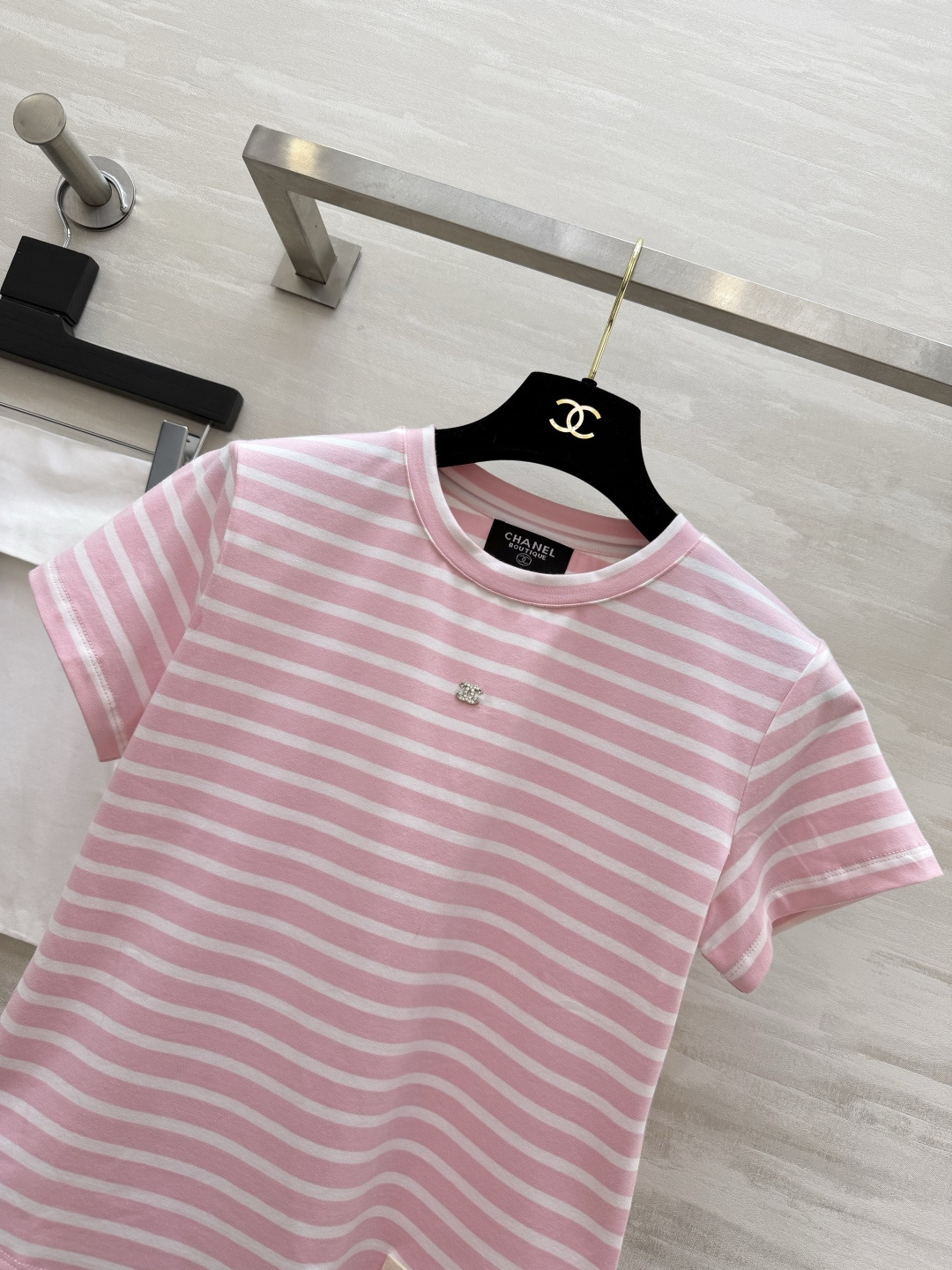 #CHANE♡²⁶中古系列樱花粉条纹限定T恤 以法式条纹为基底 注入香风精髓！粉白撞色温柔又显贵 胸前水