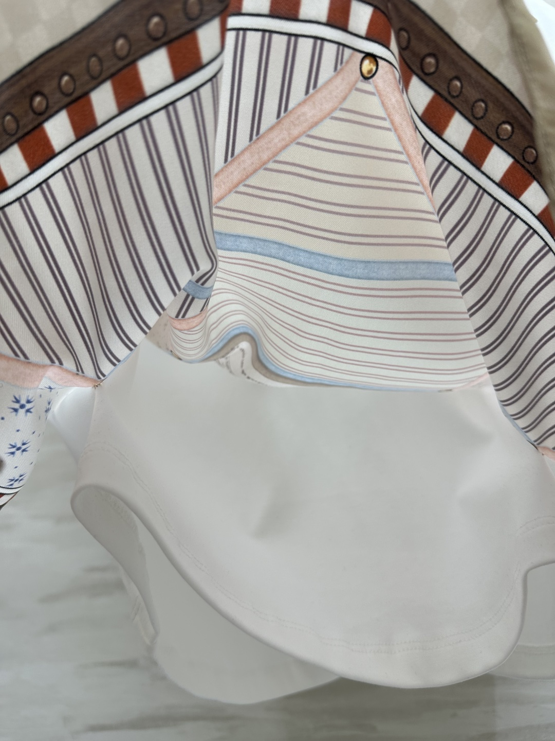 #LVvv♡²⁶丝巾拼接短袖 把高级感穿在身上 白T的休闲加上丝巾的贵气 碰撞出绝绝子的松弛感！经典棋盘