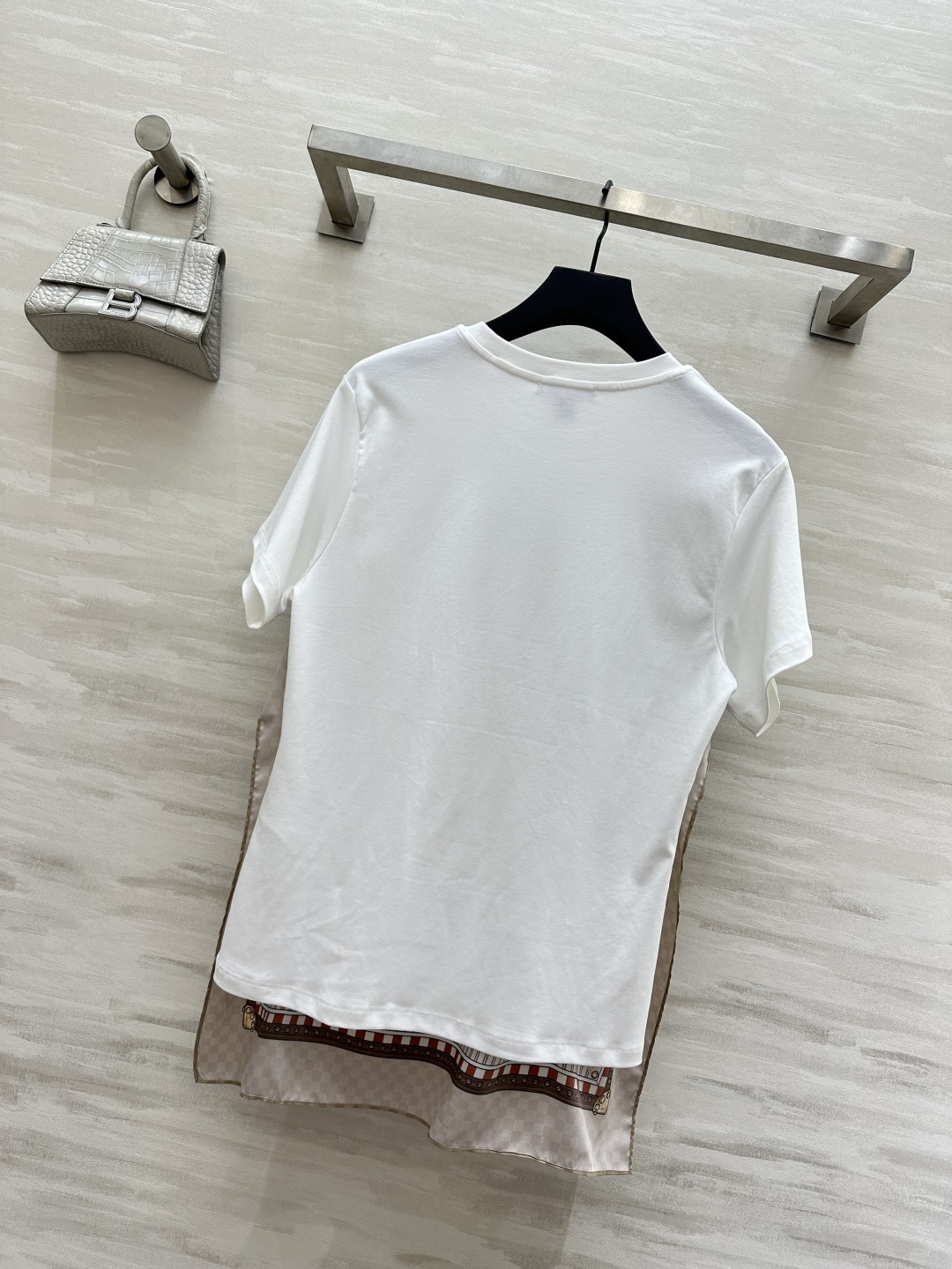 #LVvv♡²⁶丝巾拼接短袖 把高级感穿在身上 白T的休闲加上丝巾的贵气 碰撞出绝绝子的松弛感！经典棋盘