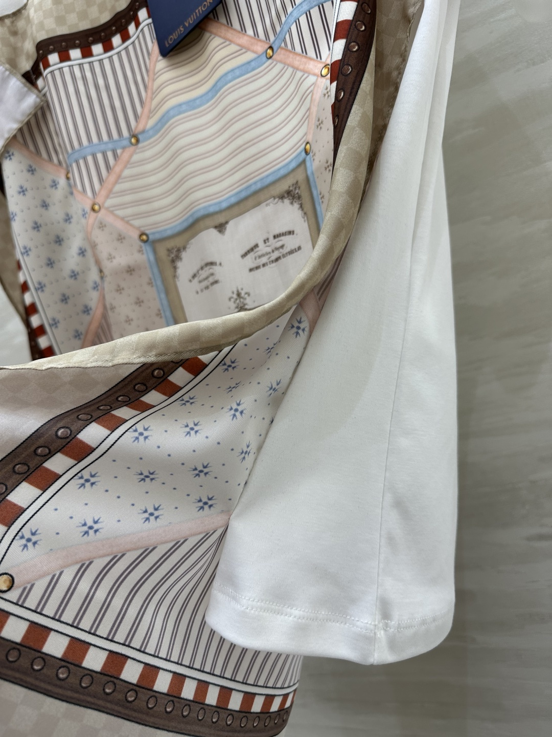 #LVvv♡²⁶丝巾拼接短袖 把高级感穿在身上 白T的休闲加上丝巾的贵气 碰撞出绝绝子的松弛感！经典棋盘