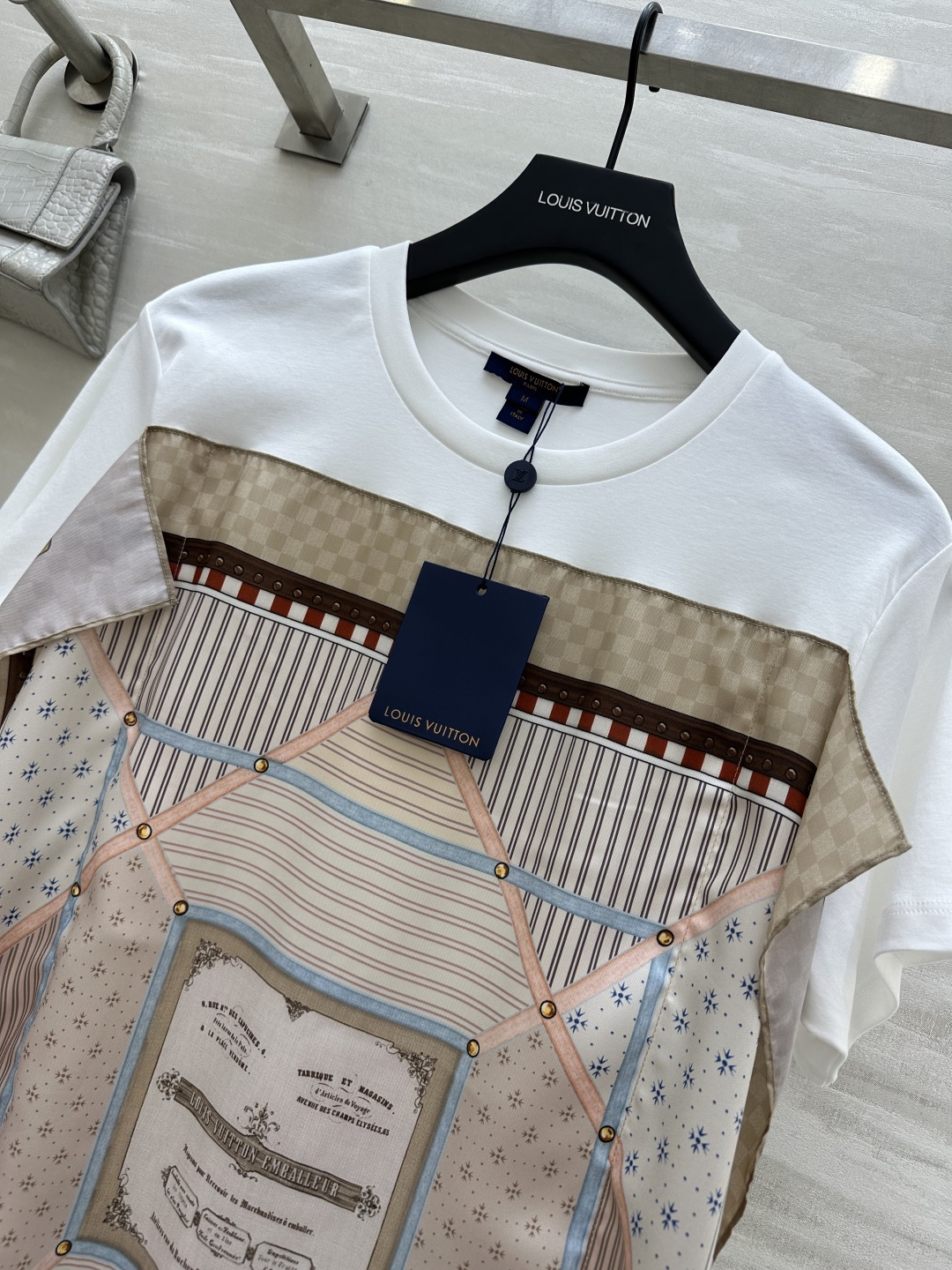 #LVvv♡²⁶丝巾拼接短袖 把高级感穿在身上 白T的休闲加上丝巾的贵气 碰撞出绝绝子的松弛感！经典棋盘