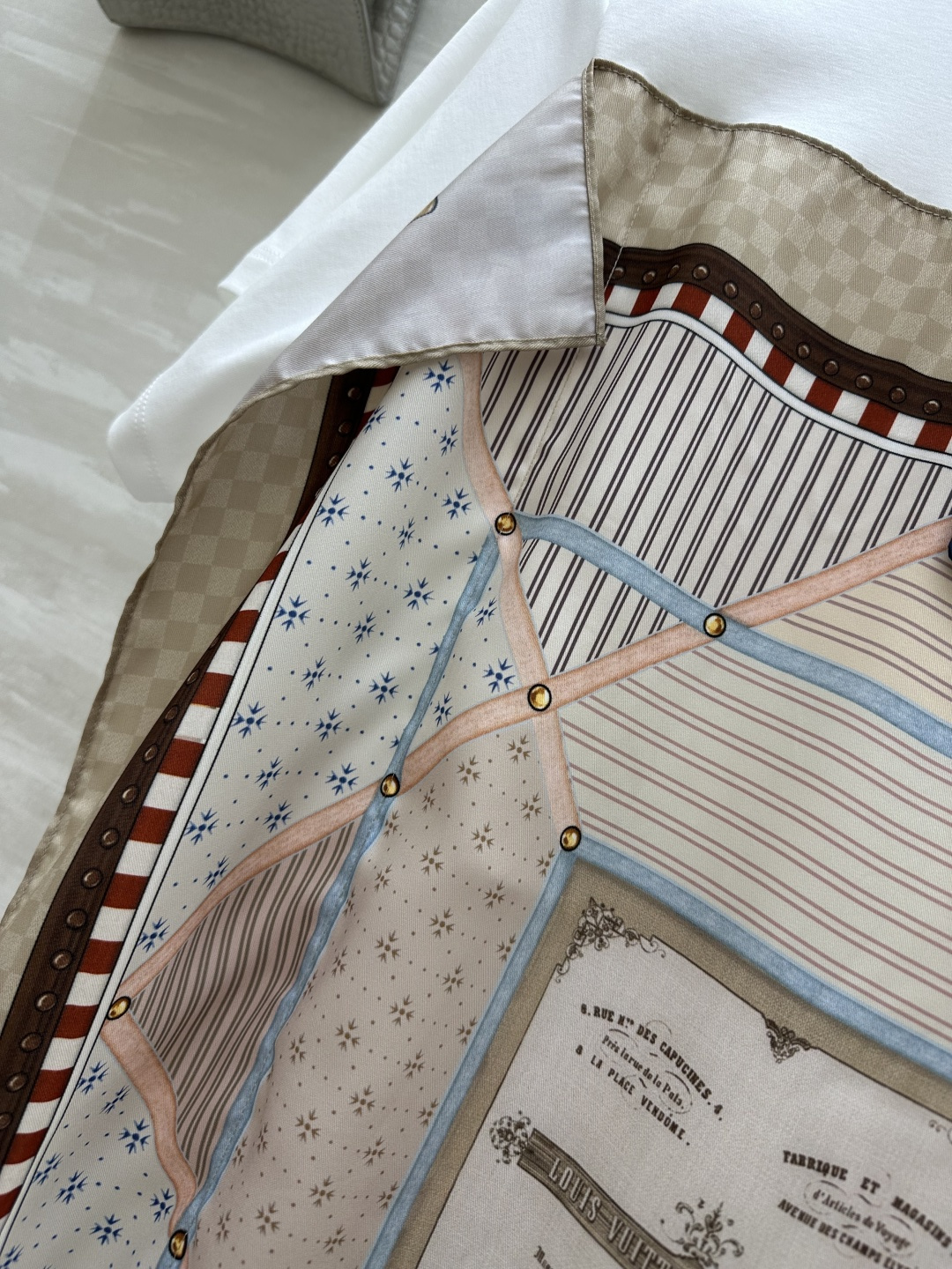 #LVvv♡²⁶丝巾拼接短袖 把高级感穿在身上 白T的休闲加上丝巾的贵气 碰撞出绝绝子的松弛感！经典棋盘