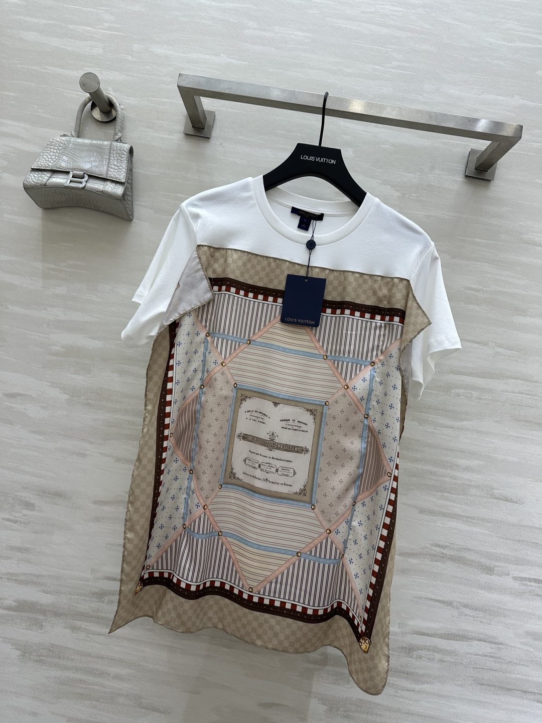 #LVvv♡²⁶丝巾拼接短袖 把高级感穿在身上 白T的休闲加上丝巾的贵气 碰撞出绝绝子的松弛感！经典棋盘