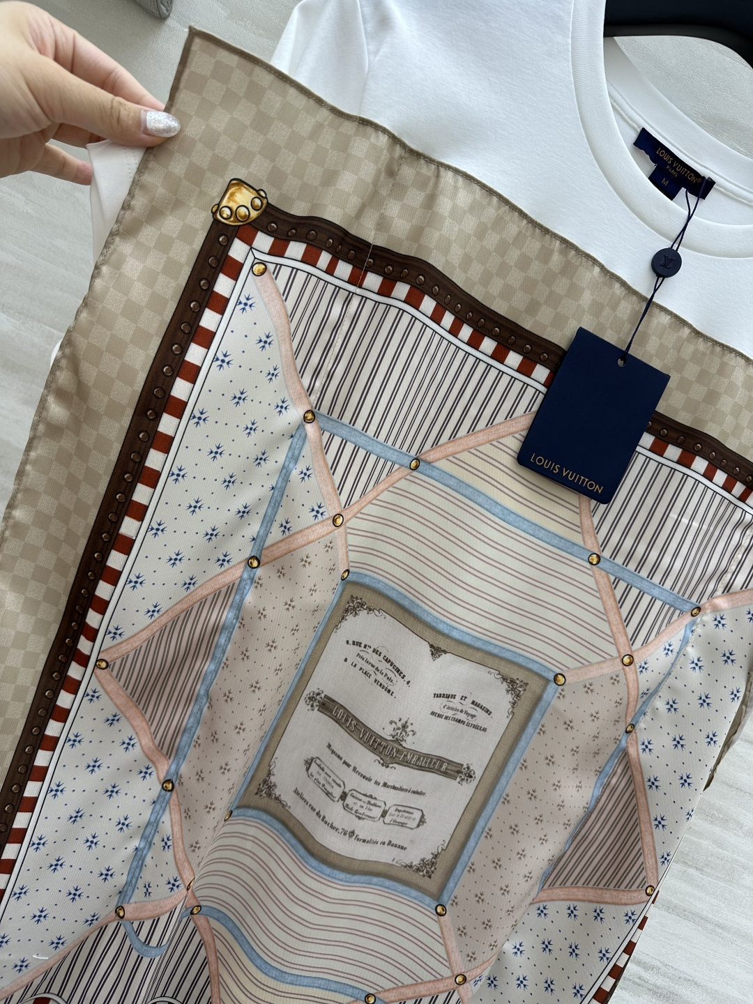 #LVvv♡²⁶丝巾拼接短袖 把高级感穿在身上 白T的休闲加上丝巾的贵气 碰撞出绝绝子的松弛感！经典棋盘