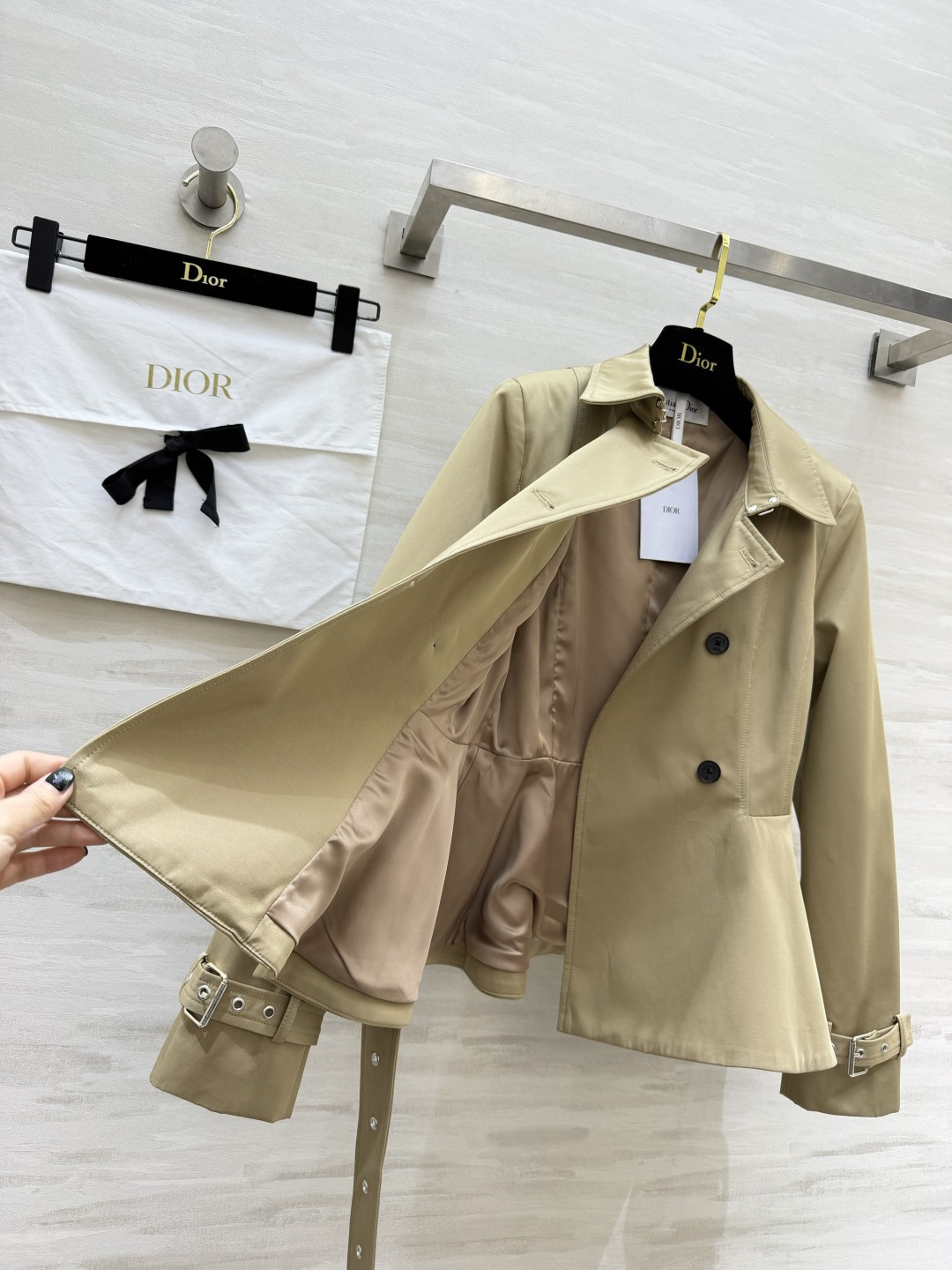 #Dio♡²⁶收腰荷叶摆风衣外套 法式优雅气质 双排扣剪裁气场拉满 腰带收腰显瘦藏肉 荷叶边下摆增添柔美