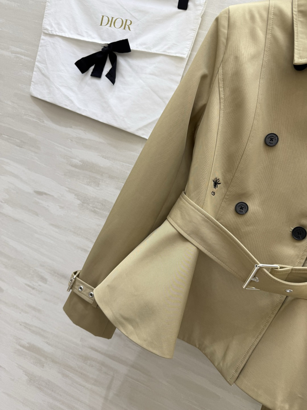 #Dio♡²⁶收腰荷叶摆风衣外套 法式优雅气质 双排扣剪裁气场拉满 腰带收腰显瘦藏肉 荷叶边下摆增添柔美