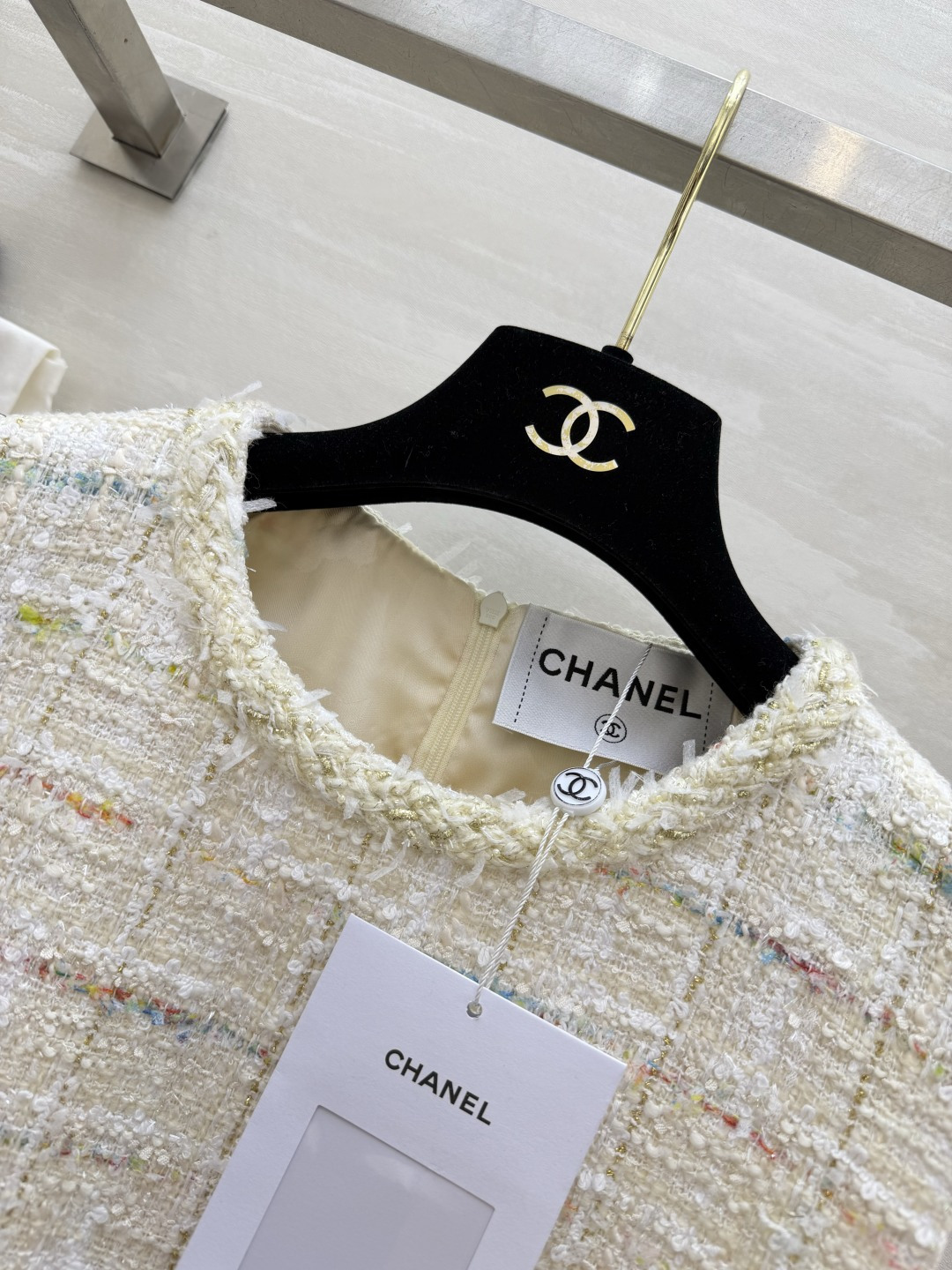 ▫️CHANE♡²⁶｜彩线粗花呢无袖连衣裙▫️米白彩线，温柔显贵▫️经典小香风，永不过时▫️A字版型，藏