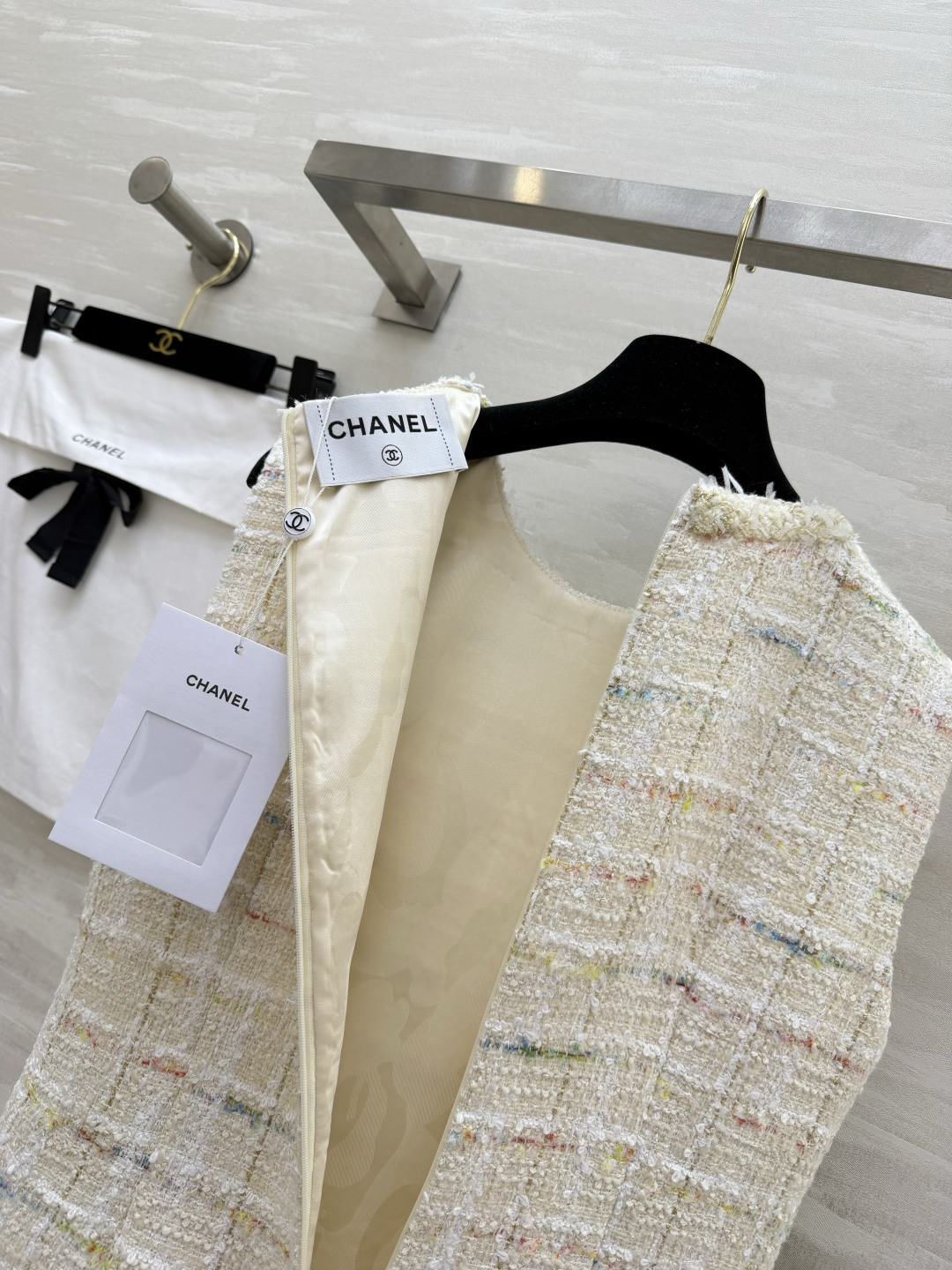 ▫️CHANE♡²⁶｜彩线粗花呢无袖连衣裙▫️米白彩线，温柔显贵▫️经典小香风，永不过时▫️A字版型，藏