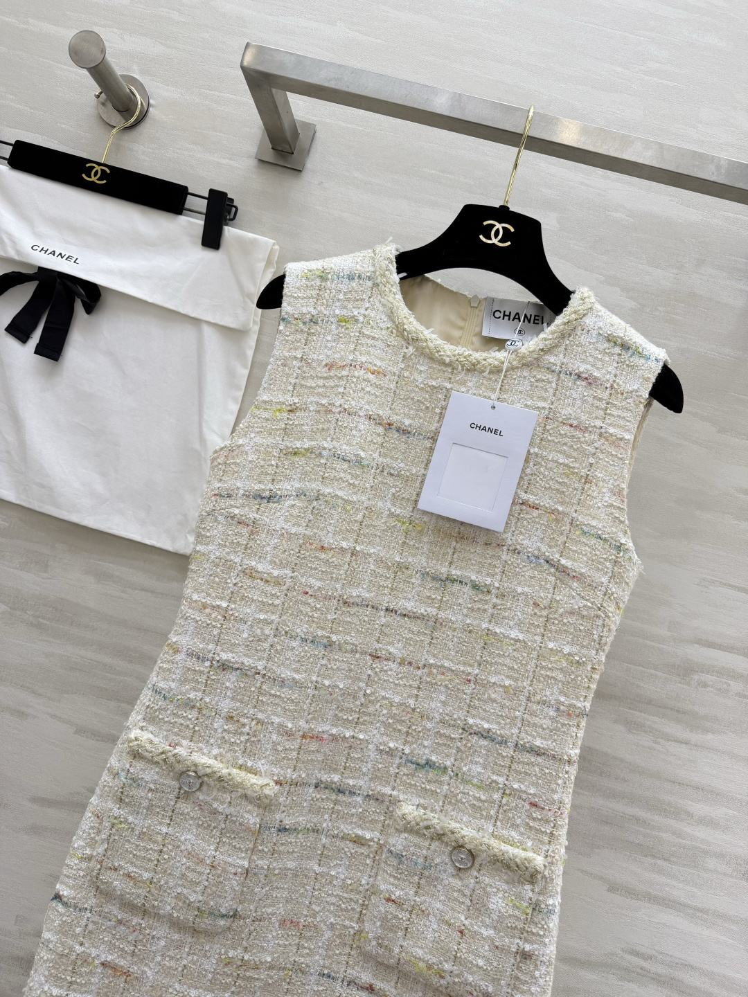 ▫️CHANE♡²⁶｜彩线粗花呢无袖连衣裙▫️米白彩线，温柔显贵▫️经典小香风，永不过时▫️A字版型，藏