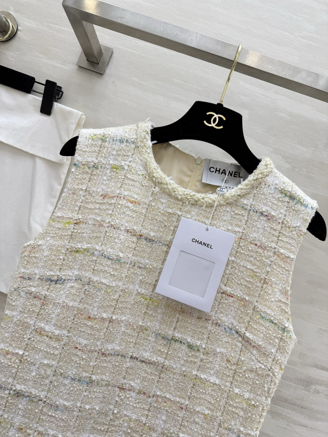 ▫️CHANE♡²⁶｜彩线粗花呢无袖连衣裙▫️米白彩线，温柔显贵▫️经典小香风，永不过时▫️A字版型，藏