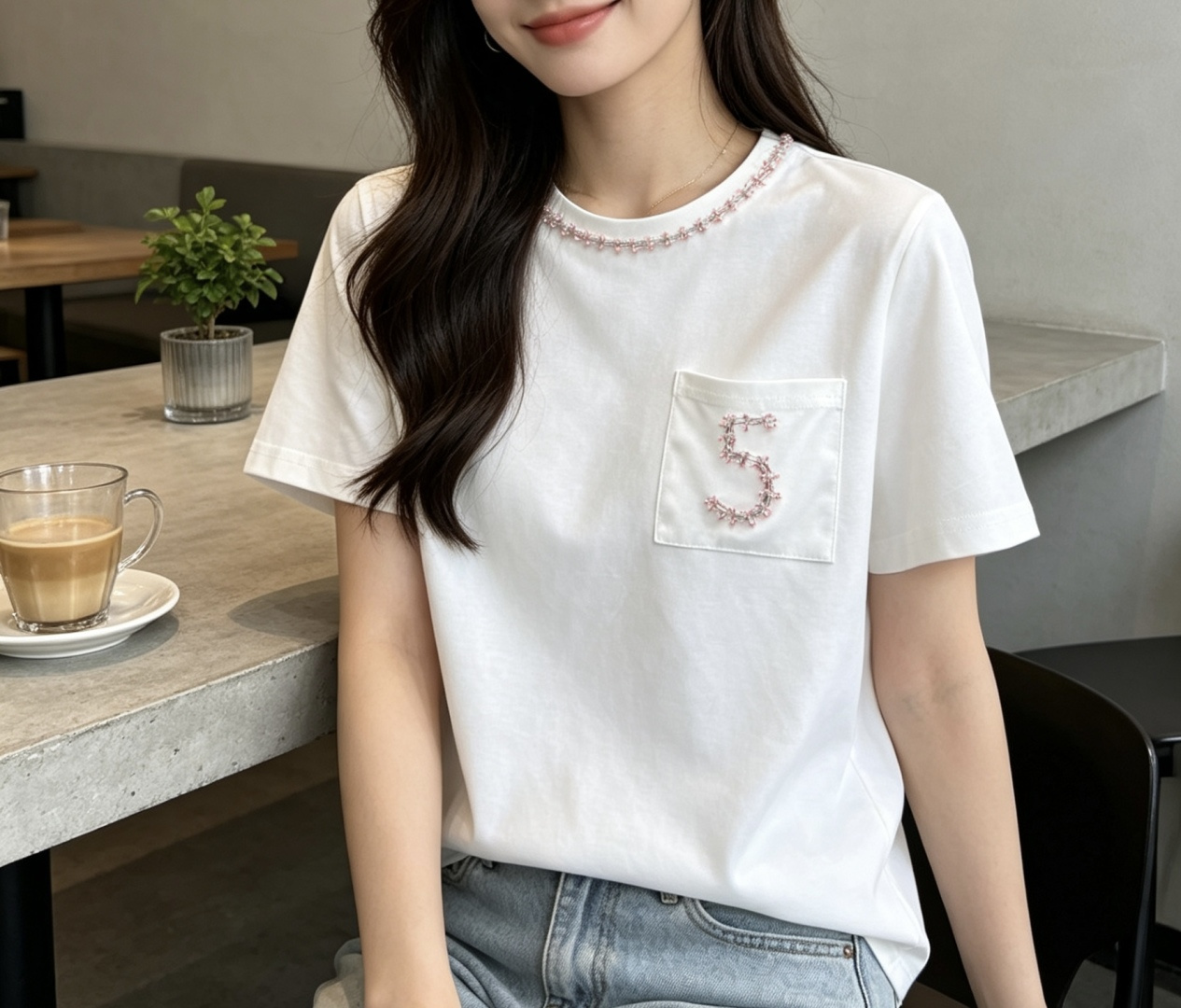 ▫️CHANE♡²⁶｜数字5刺绣白T▫️经典白，永不过时▫️粉钻串珠领口，细节感拉满▫️宽松显瘦，不挑身