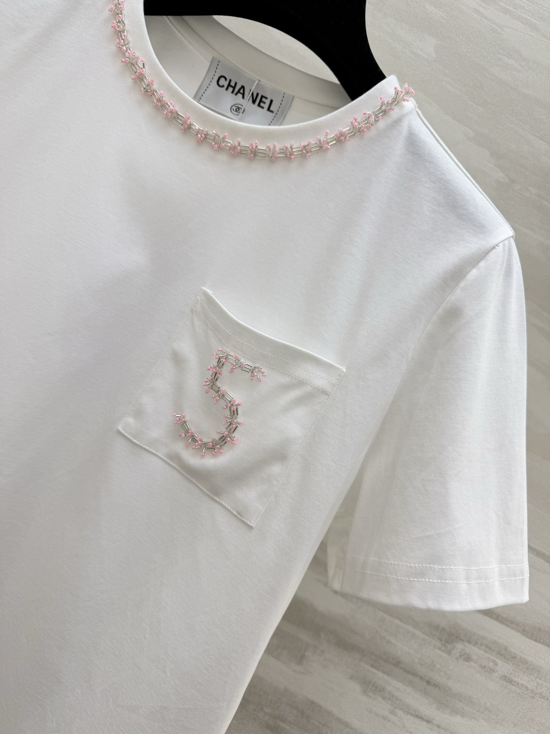 ▫️CHANE♡²⁶｜数字5刺绣白T▫️经典白，永不过时▫️粉钻串珠领口，细节感拉满▫️宽松显瘦，不挑身