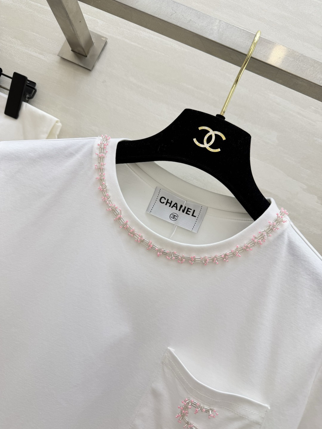 ▫️CHANE♡²⁶｜数字5刺绣白T▫️经典白，永不过时▫️粉钻串珠领口，细节感拉满▫️宽松显瘦，不挑身