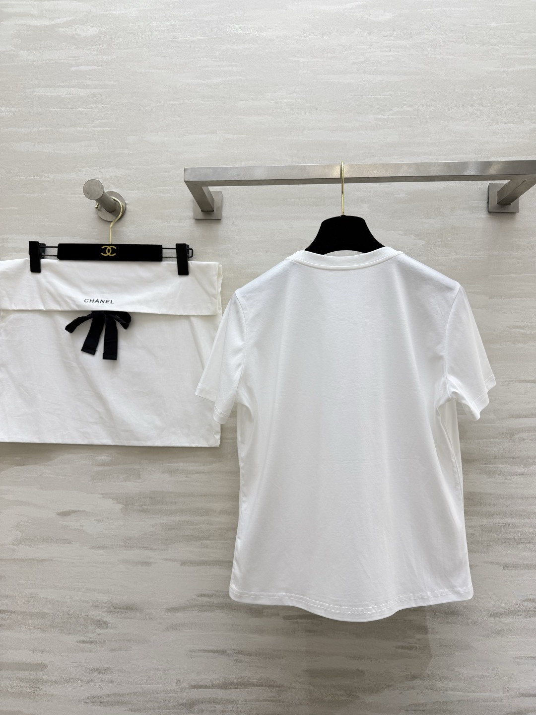 ▫️CHANE♡²⁶｜数字5刺绣白T▫️经典白，永不过时▫️粉钻串珠领口，细节感拉满▫️宽松显瘦，不挑身