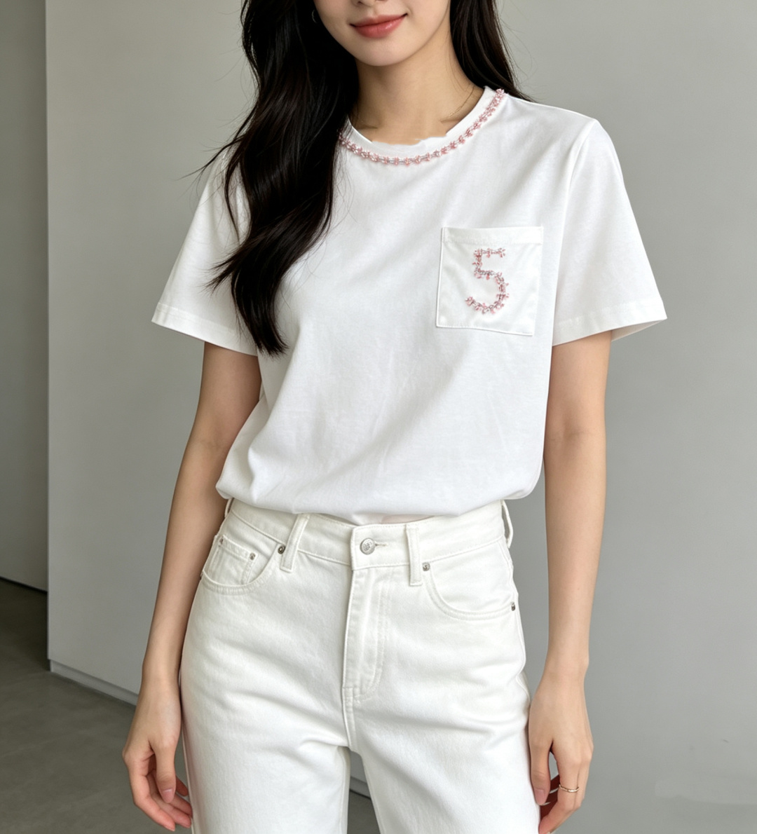 ▫️CHANE♡²⁶｜数字5刺绣白T▫️经典白，永不过时▫️粉钻串珠领口，细节感拉满▫️宽松显瘦，不挑身