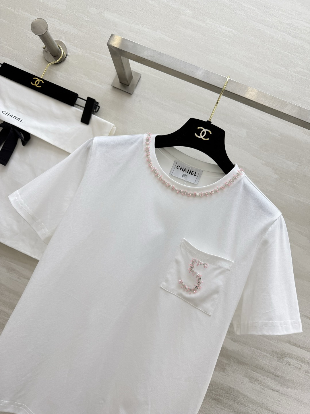 ▫️CHANE♡²⁶｜数字5刺绣白T▫️经典白，永不过时▫️粉钻串珠领口，细节感拉满▫️宽松显瘦，不挑身