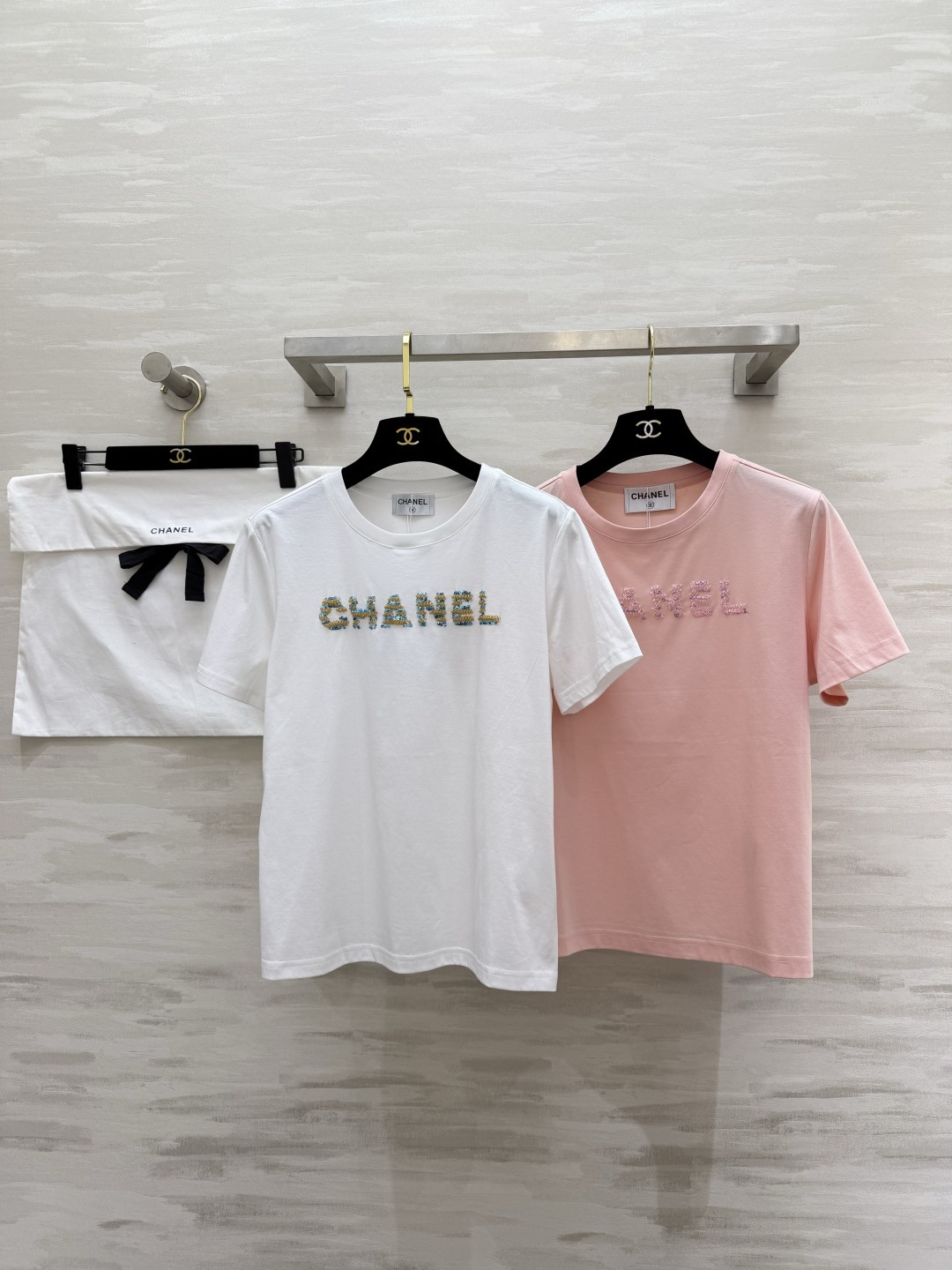 ▫️CHANE♡²⁶｜珠绣T恤▫️White / Pink 双色入▫️手工珠绣，精致细节拉满▫️宽松显瘦