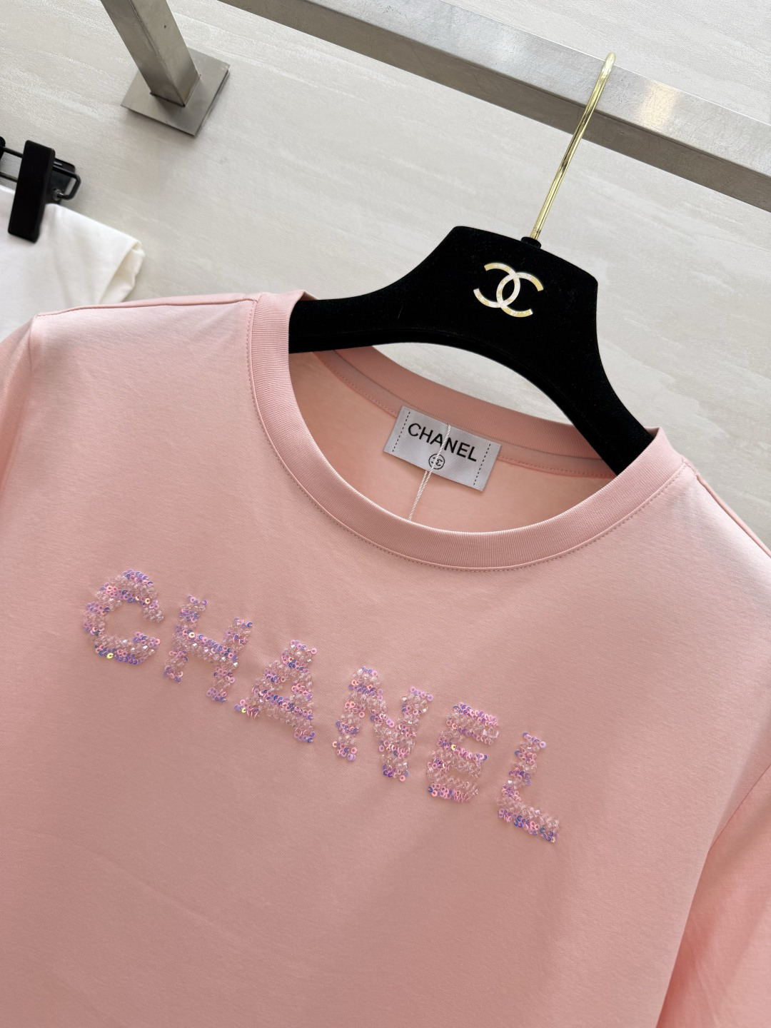 ▫️CHANE♡²⁶｜珠绣T恤▫️White / Pink 双色入▫️手工珠绣，精致细节拉满▫️宽松显瘦