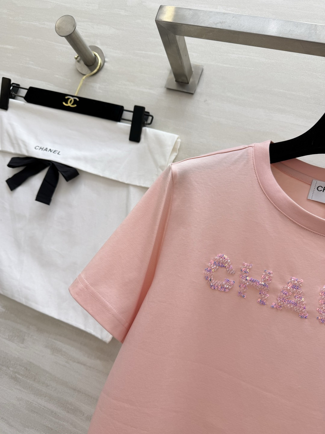 ▫️CHANE♡²⁶｜珠绣T恤▫️White / Pink 双色入▫️手工珠绣，精致细节拉满▫️宽松显瘦