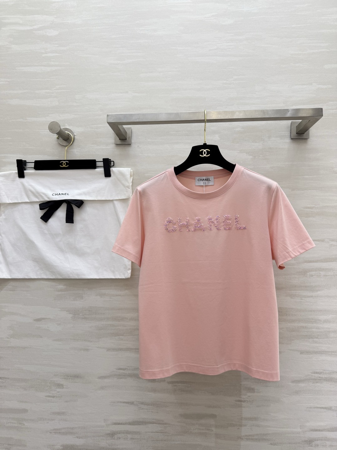 ▫️CHANE♡²⁶｜珠绣T恤▫️White / Pink 双色入▫️手工珠绣，精致细节拉满▫️宽松显瘦