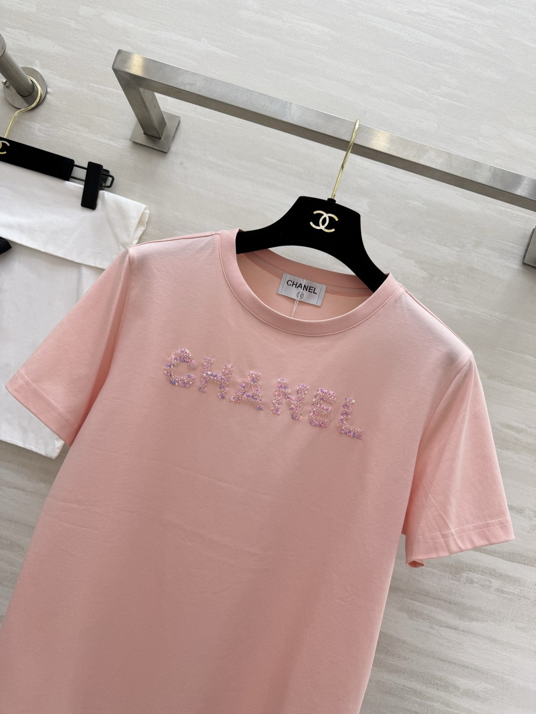 ▫️CHANE♡²⁶｜珠绣T恤▫️White / Pink 双色入▫️手工珠绣，精致细节拉满▫️宽松显瘦