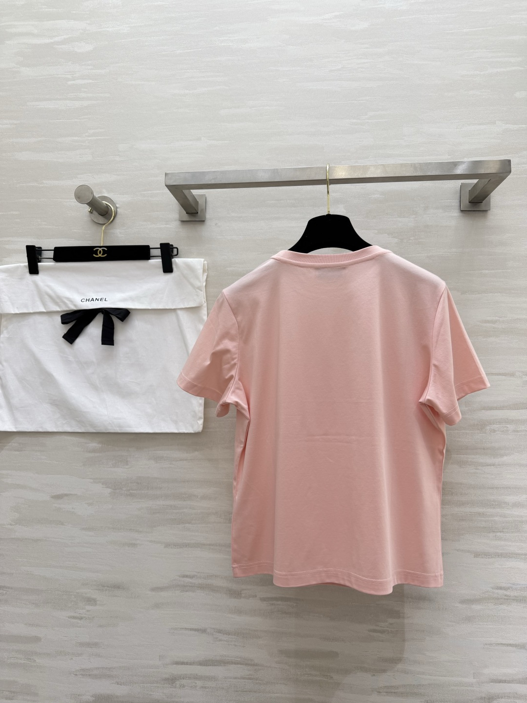 ▫️CHANE♡²⁶｜珠绣T恤▫️White / Pink 双色入▫️手工珠绣，精致细节拉满▫️宽松显瘦