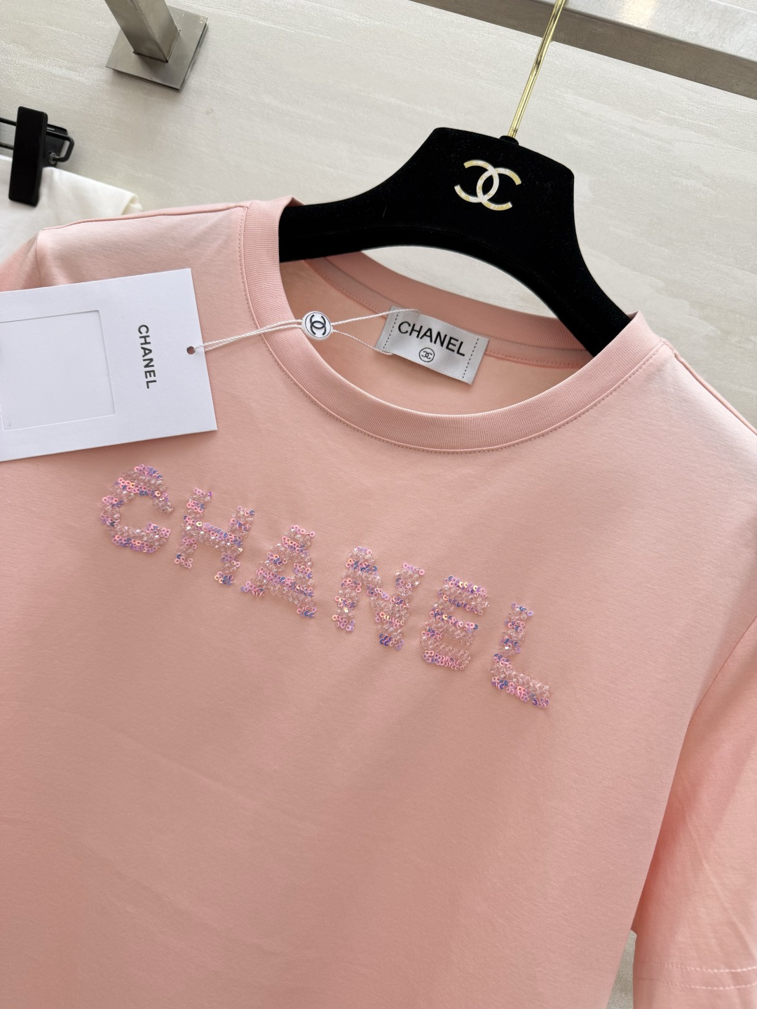 ▫️CHANE♡²⁶｜珠绣T恤▫️White / Pink 双色入▫️手工珠绣，精致细节拉满▫️宽松显瘦