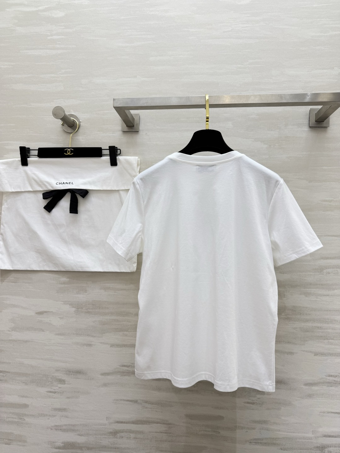 ▫️CHANE♡²⁶｜珠绣T恤▫️White / Pink 双色入▫️手工珠绣，精致细节拉满▫️宽松显瘦