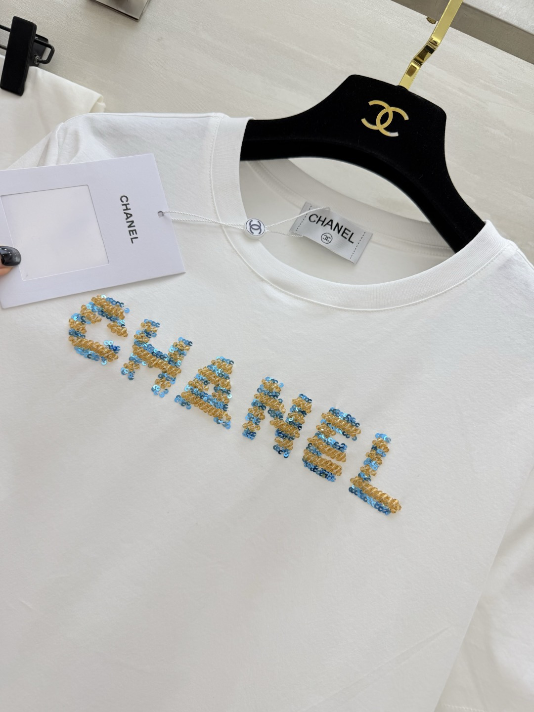 ▫️CHANE♡²⁶｜珠绣T恤▫️White / Pink 双色入▫️手工珠绣，精致细节拉满▫️宽松显瘦