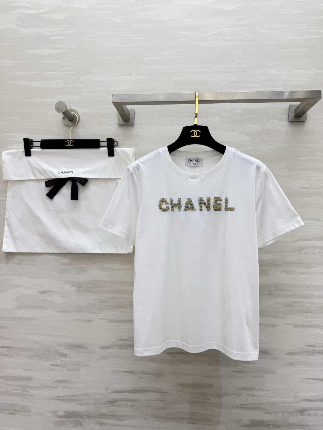 ▫️CHANE♡²⁶｜珠绣T恤▫️White / Pink 双色入▫️手工珠绣，精致细节拉满▫️宽松显瘦