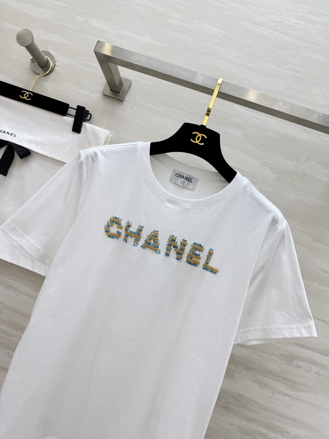 ▫️CHANE♡²⁶｜珠绣T恤▫️White / Pink 双色入▫️手工珠绣，精致细节拉满▫️宽松显瘦