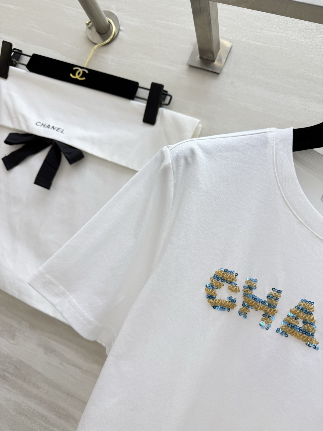 ▫️CHANE♡²⁶｜珠绣T恤▫️White / Pink 双色入▫️手工珠绣，精致细节拉满▫️宽松显瘦