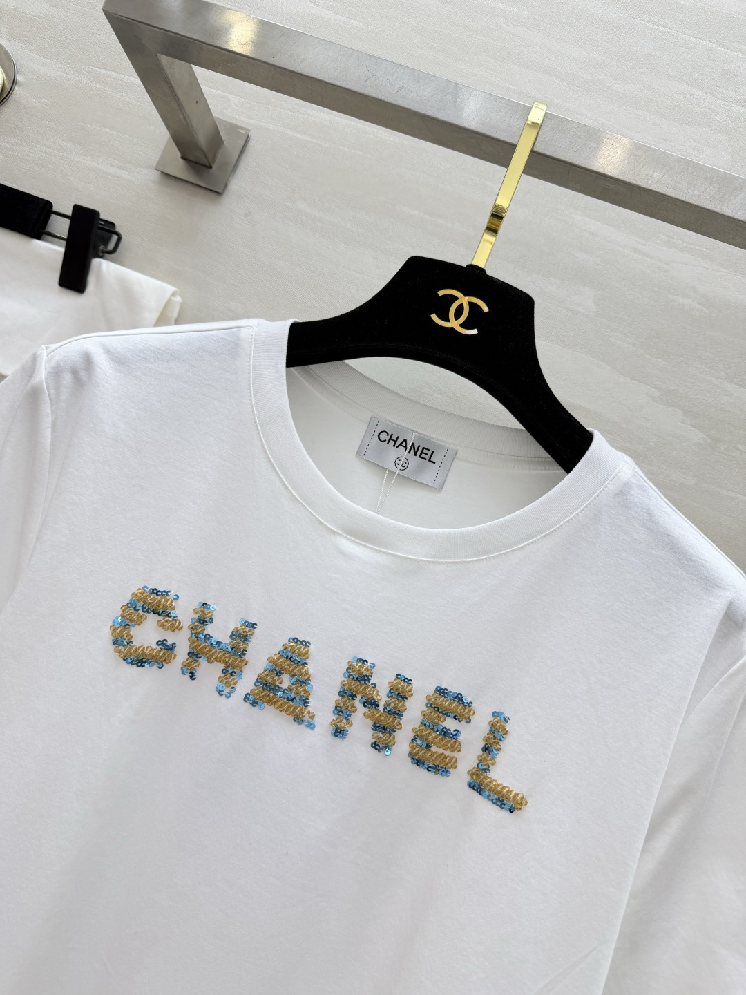 ▫️CHANE♡²⁶｜珠绣T恤▫️White / Pink 双色入▫️手工珠绣，精致细节拉满▫️宽松显瘦