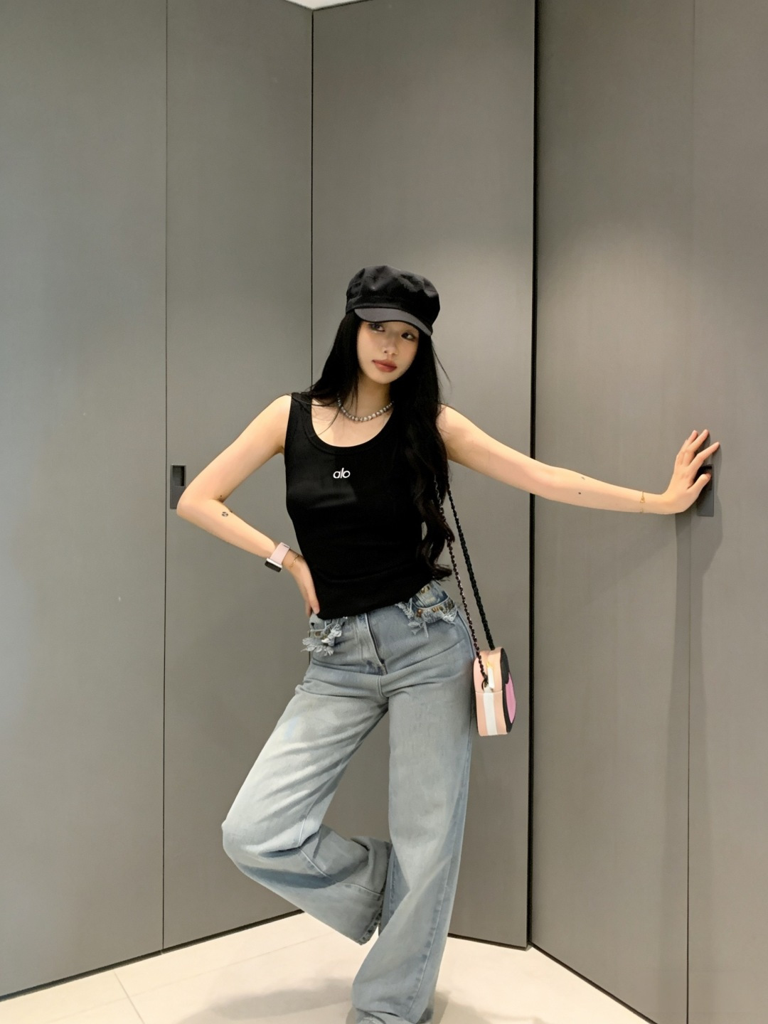 ▫️alo｜经典坑条背心▫️白/灰/黑 三色入▫️运动日常两穿，辣妹必备▫️高弹显瘦，百搭不挑人▫️一件