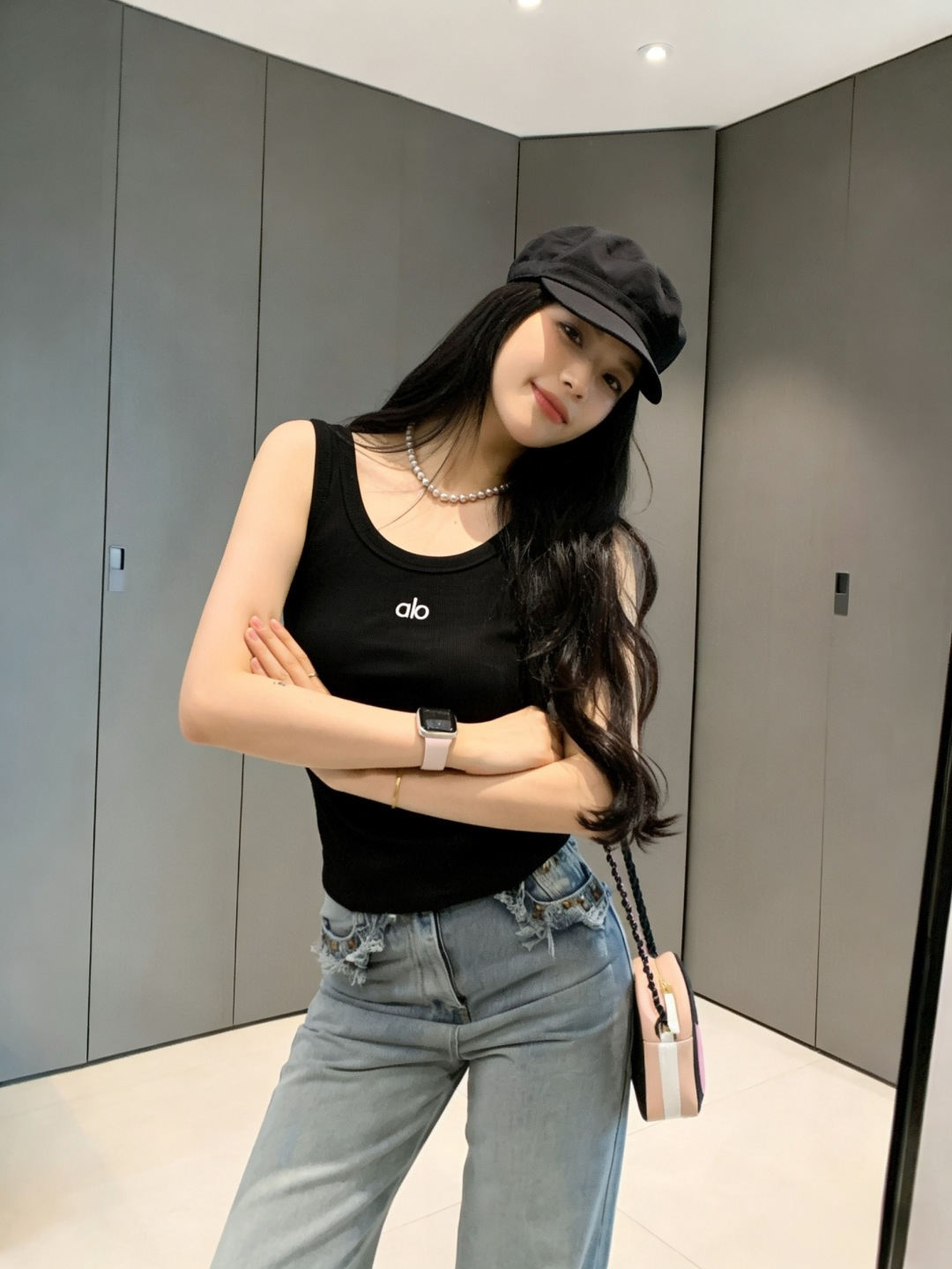 ▫️alo｜经典坑条背心▫️白/灰/黑 三色入▫️运动日常两穿，辣妹必备▫️高弹显瘦，百搭不挑人▫️一件
