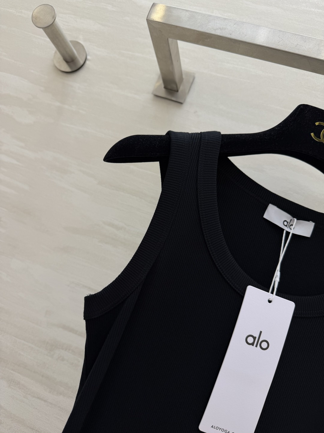▫️alo｜经典坑条背心▫️白/灰/黑 三色入▫️运动日常两穿，辣妹必备▫️高弹显瘦，百搭不挑人▫️一件