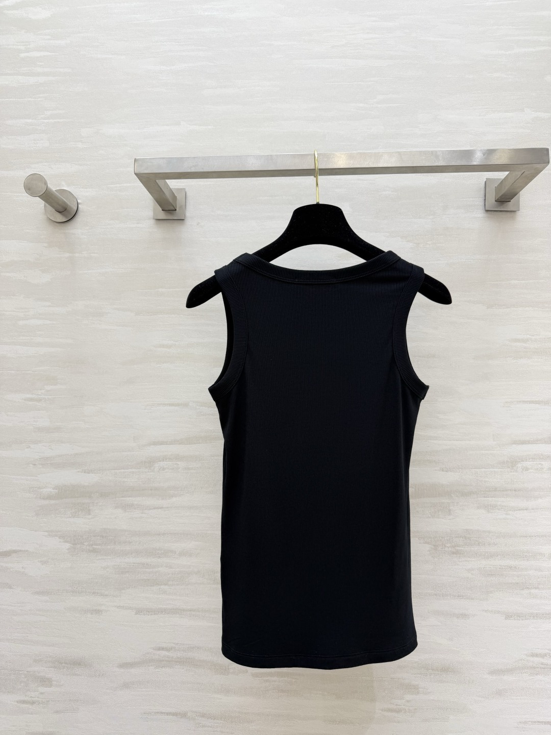 ▫️alo｜经典坑条背心▫️白/灰/黑 三色入▫️运动日常两穿，辣妹必备▫️高弹显瘦，百搭不挑人▫️一件