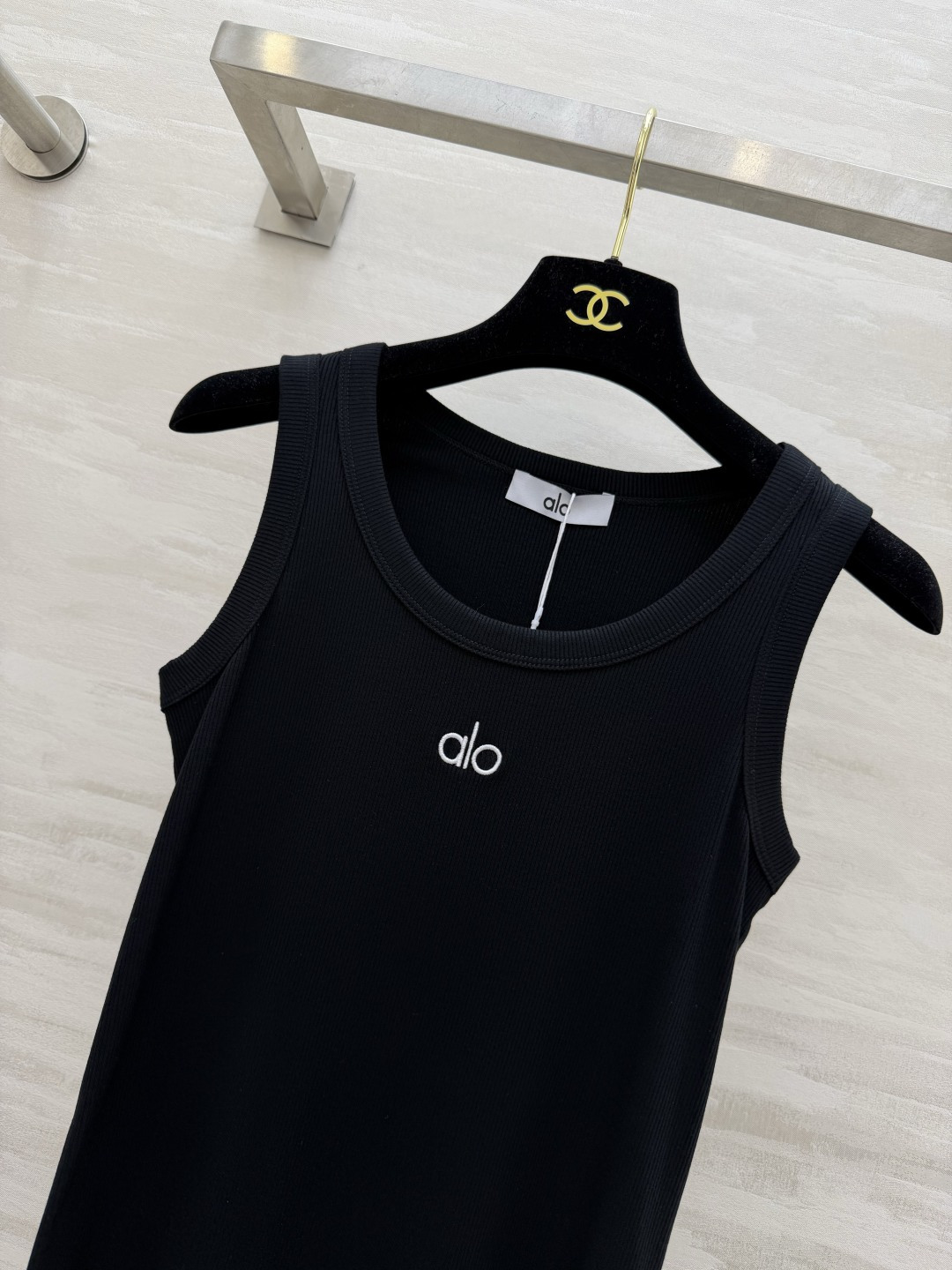 ▫️alo｜经典坑条背心▫️白/灰/黑 三色入▫️运动日常两穿，辣妹必备▫️高弹显瘦，百搭不挑人▫️一件