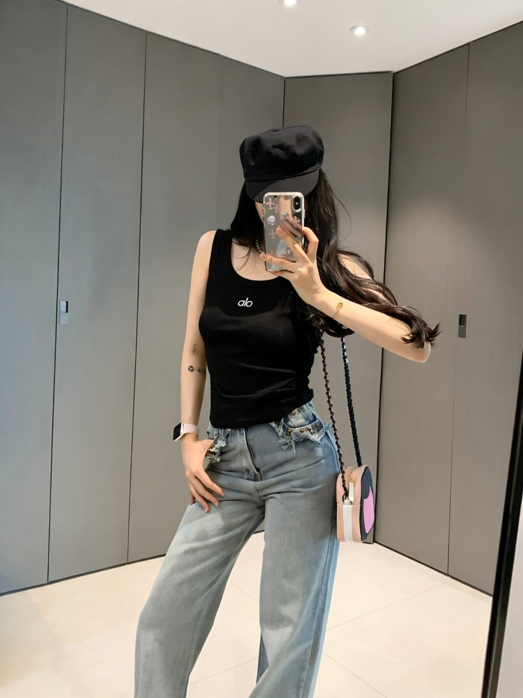 ▫️alo｜经典坑条背心▫️白/灰/黑 三色入▫️运动日常两穿，辣妹必备▫️高弹显瘦，百搭不挑人▫️一件