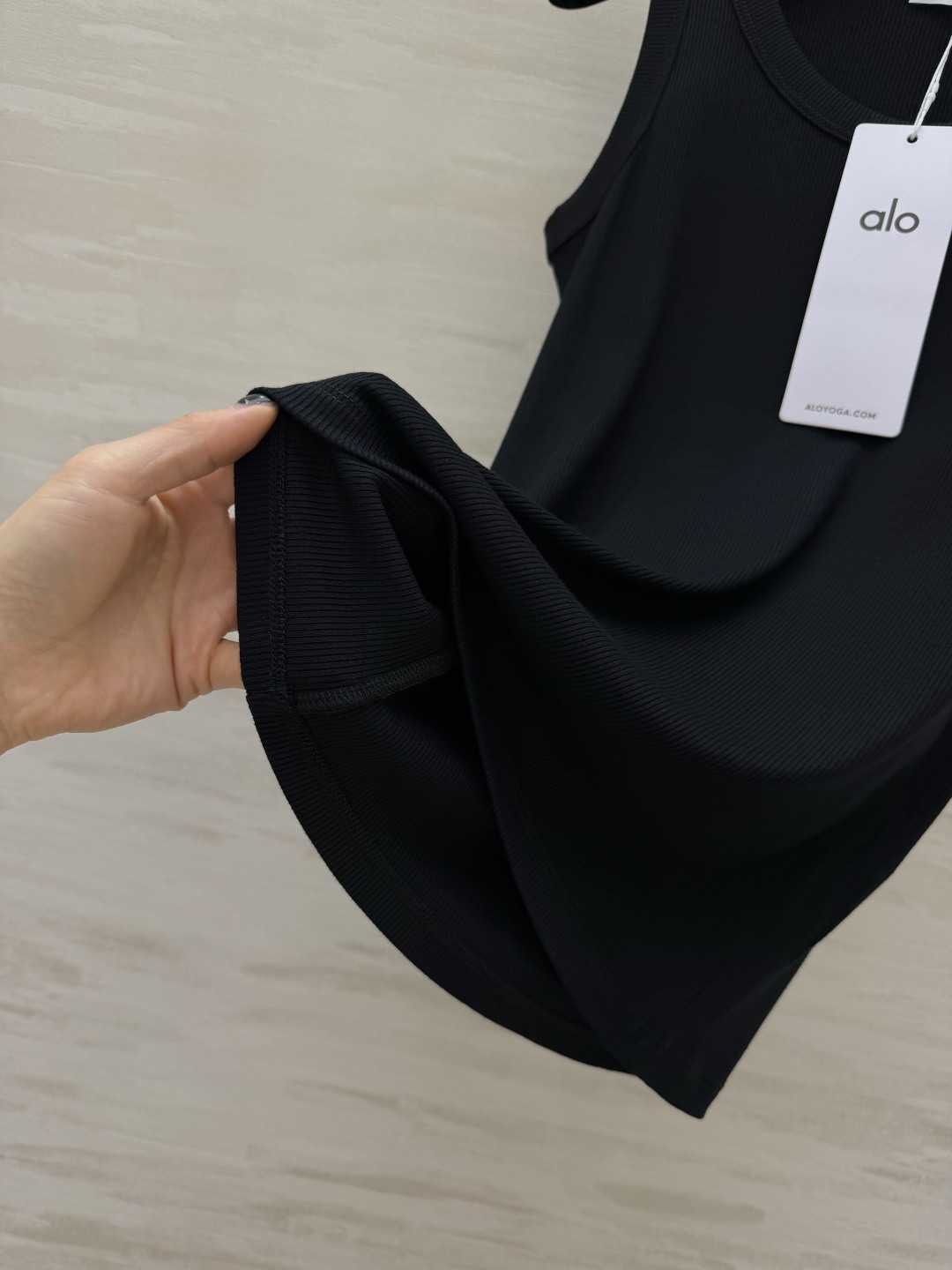 ▫️alo｜经典坑条背心▫️白/灰/黑 三色入▫️运动日常两穿，辣妹必备▫️高弹显瘦，百搭不挑人▫️一件