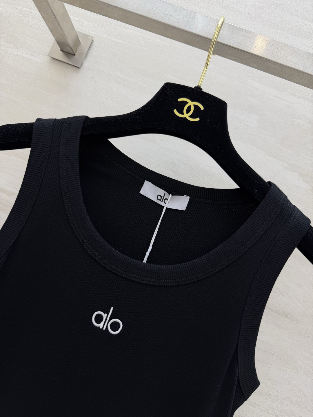 ▫️alo｜经典坑条背心▫️白/灰/黑 三色入▫️运动日常两穿，辣妹必备▫️高弹显瘦，百搭不挑人▫️一件