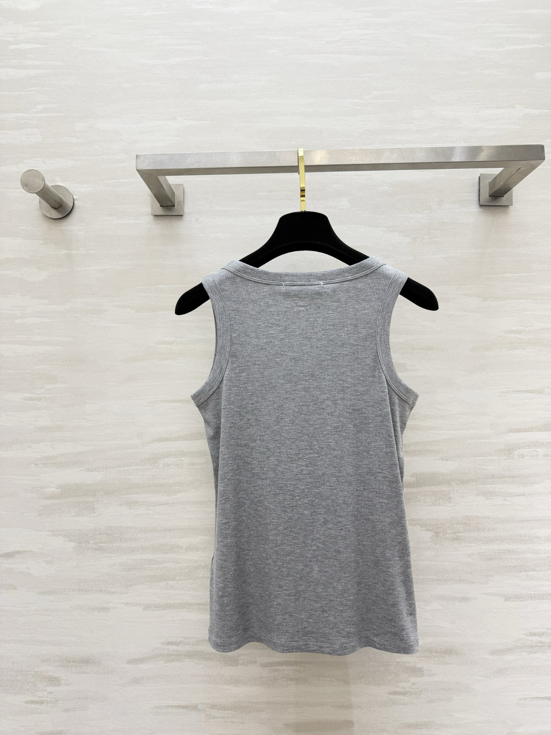 ▫️alo｜经典坑条背心▫️白/灰/黑 三色入▫️运动日常两穿，辣妹必备▫️高弹显瘦，百搭不挑人▫️一件