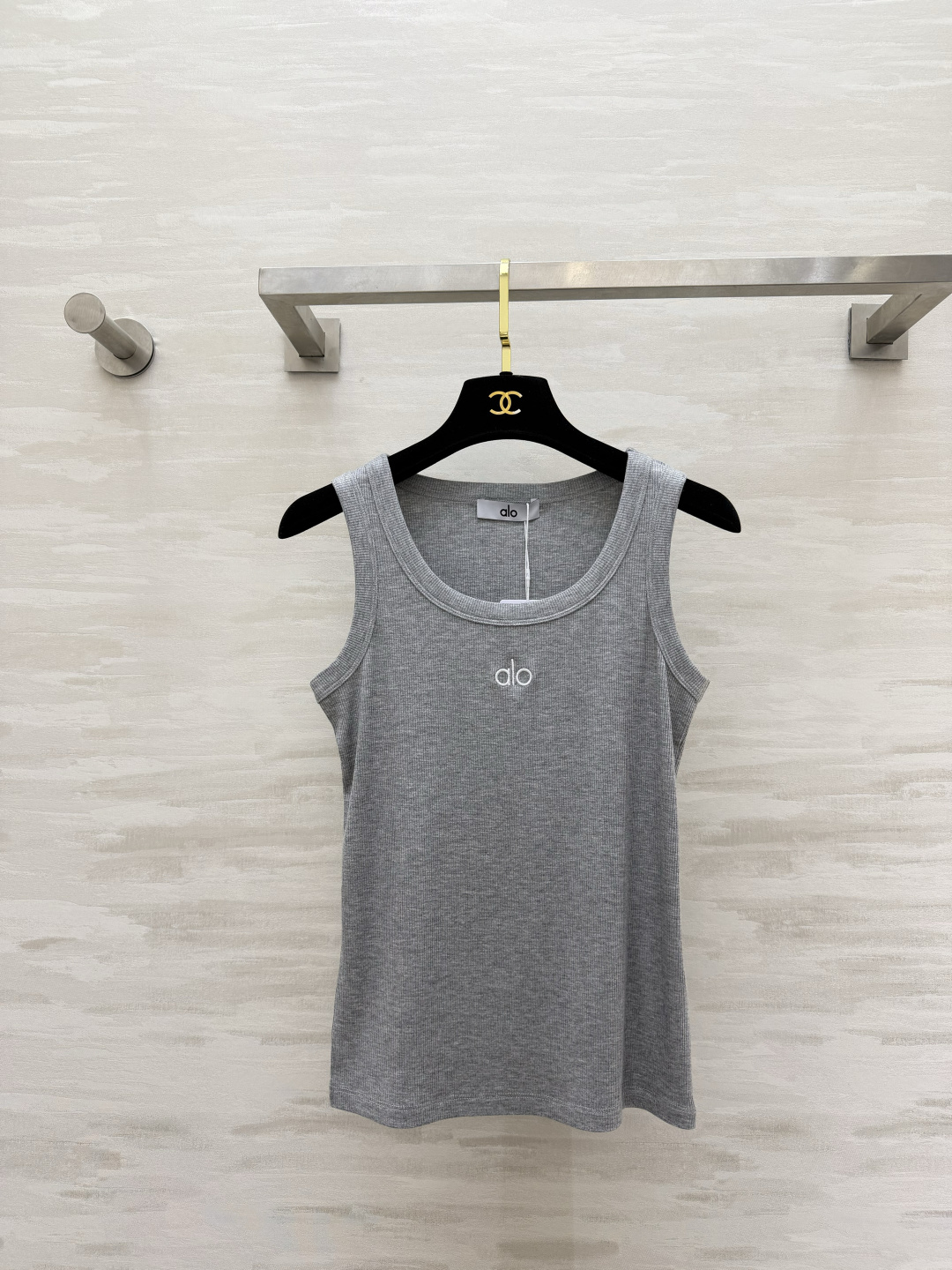 ▫️alo｜经典坑条背心▫️白/灰/黑 三色入▫️运动日常两穿，辣妹必备▫️高弹显瘦，百搭不挑人▫️一件